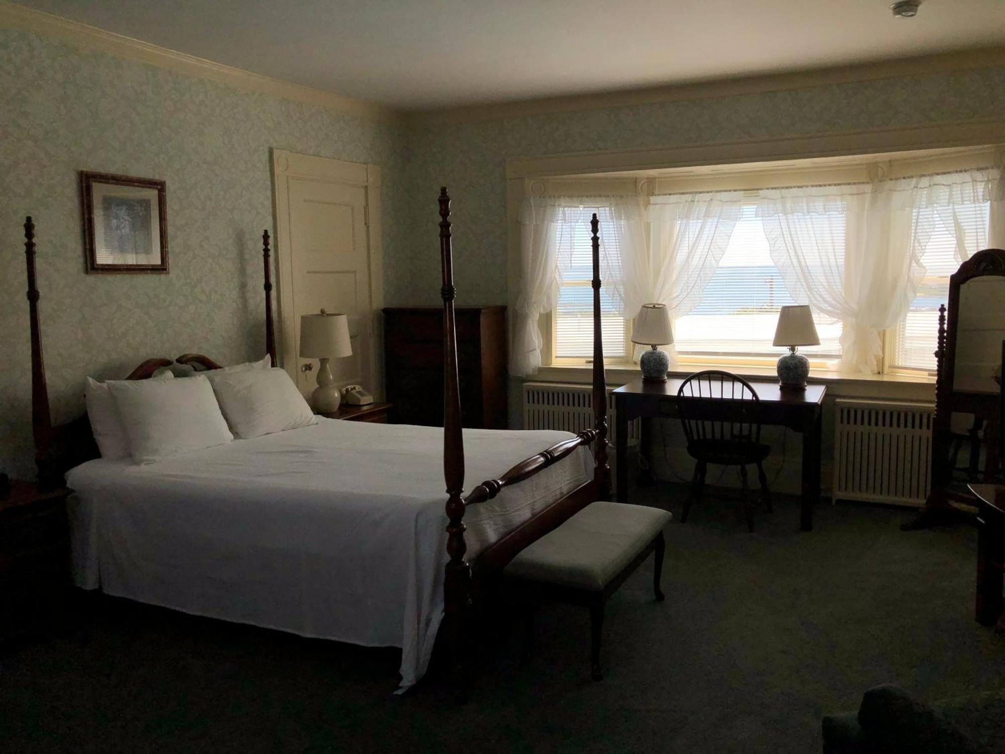 Sands Of Time Motor Inn & Harbor House Woods Hole Bagian luar foto